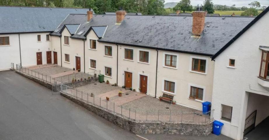 דירות Ballygawley The Courtyard, Castle Dargan מראה חיצוני תמונה